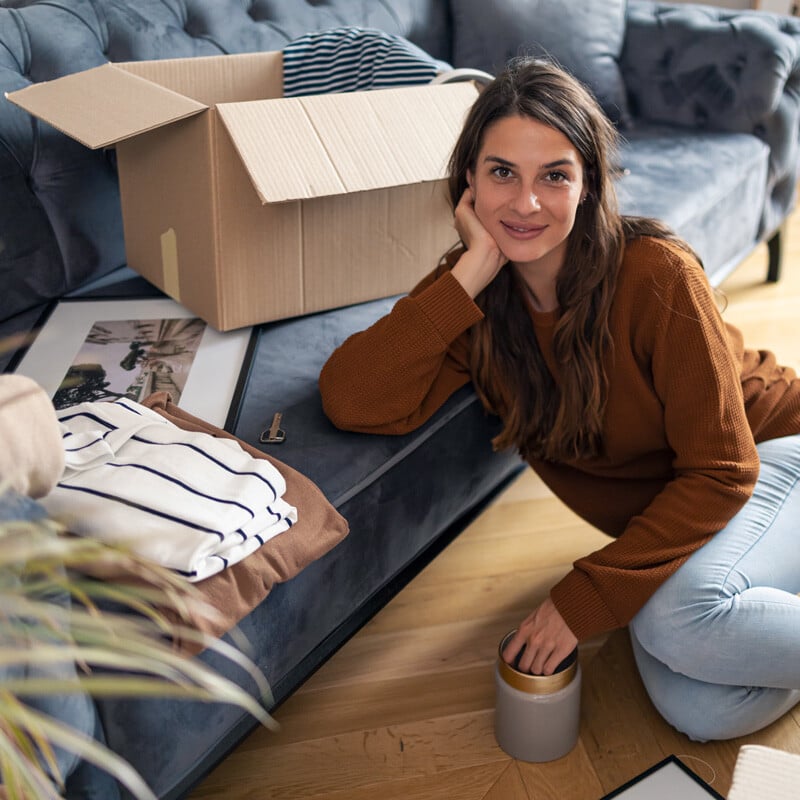 young-lady-apartment-800px
